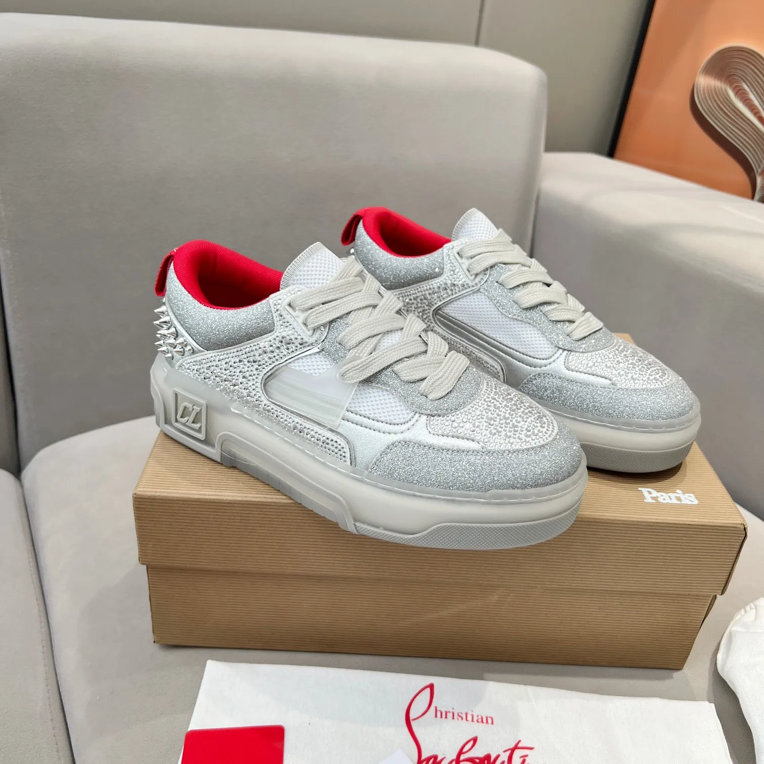 Men's shoes 💰760 🌹🌹🌹̋ Wang Junkai Yang Mi Xu Kai Zhang Jingyi Ding Chengxin Chen Muchi Wang Ziyi Same style Christian Louboutin 2024 [New product] Drill surface ASTROLOUBI lesbian thick-soled sports shoes red-soled shoes perfectly integrate fashion and sports, The fabrics are made of luxurious calfskin, soft suede, smooth satin and laminated leather, and the back is decorated with classic rivets. The interior is blended with a knitted tongue for added durability, breathability and quick-drying comfort. The outsole is made of a combination of EVA foam and imported rubber, and the colorful CL iconic letters on the side of the outsole show the brand's unique style. It is a ceiling-level comfortable skate shoe! ! ! Multiple colors available, currently women’s sizes 35-39 (40 custom made)